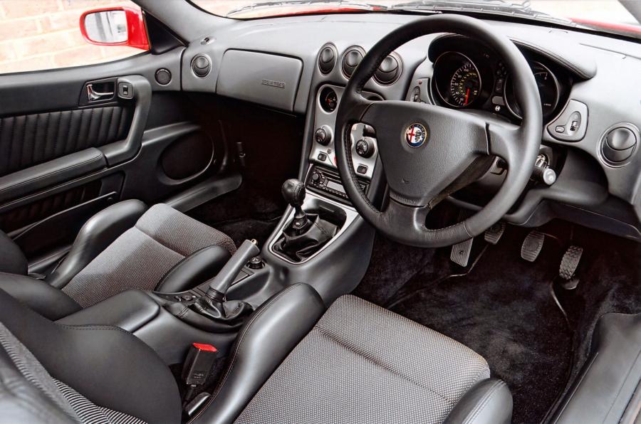 Интерьер Alfa Romeo GTV Cup (916C) 2001 года  (UK) (фото 3 из 7)